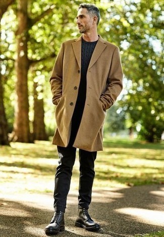 С чем носить светло-коричневое длинное пальто за 40 лет: Светло-коричневое длинное пальто в паре с черными брюками чинос может стать отличным офисным луком. Черные кожаные повседневные ботинки идеально дополнят этот образ.