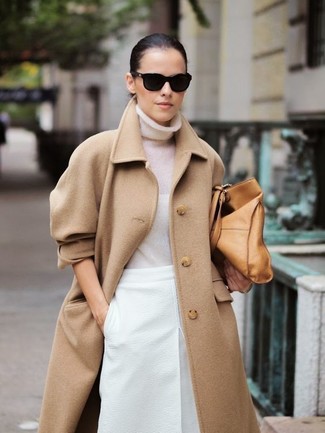 С чем носить белую юбку в 30 лет в холод в деловом стиле: Светло-коричневое пальто в паре с белой юбкой чудесно подойдет для офиса.