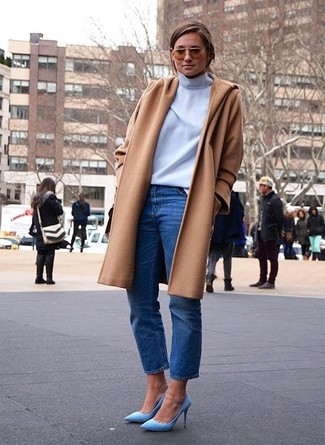 Модный лук: светло-коричневое пальто, белая водолазка, синие джинсы, бирюзовые кожаные туфли