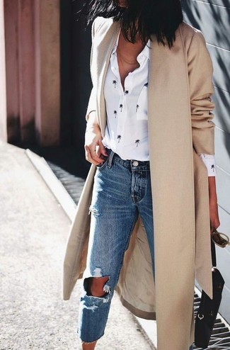 С чем носить темно-синие джинсы в 30 лет женщине в прохладную погоду в стиле смарт-кэжуал: Ансамбль из светло-коричневого пальто и темно-синих джинсов позволит выглядеть стильно, но при этом подчеркнуть твой личный стиль.