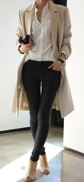 Модный лук: светло-коричневое пальто, белая классическая рубашка, черные кожаные джинсы скинни, бежевые кожаные ботильоны с вырезом