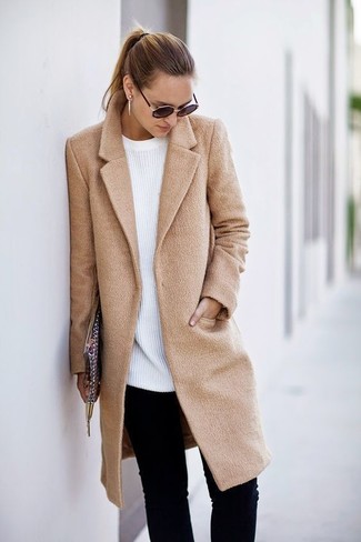 Какие свободные свитера носить с светло-коричневым пальто в 30 лет в прохладную погоду в стиле смарт-кэжуал: Светло-коричневое пальто и свободный свитер — отличная идея для расслабленного, но модного лука.