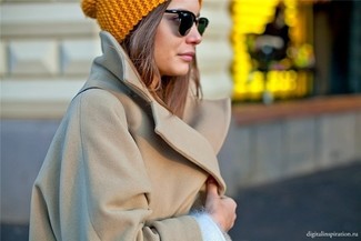 С чем носить шапку женщине в прохладную погоду: Светло-коричневое пальто и шапка — хорошая формула для воплощения стильного и практичного наряда.