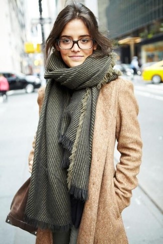 С чем носить оливковый шарф женщине: Светло-коричневое пальто и оливковый шарф — великолепная формула для создания модного и функционального наряда.