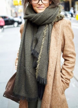 С чем носить оливковый шарф женщине: Светло-коричневое пальто и оливковый шарф помогут составить простой и практичный ансамбль для выходного в парке или похода по магазинам.