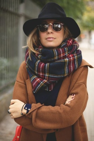 С чем носить темно-синий шарф в шотландскую клетку женщине: Сочетание светло-коричневого пальто и темно-синего шарфа в шотландскую клетку - очень практично, и поэтому идеально для повседневой носки.