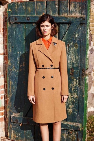 С чем носить бежевое пальто женщине: Если ты принадлежишь к той категории женщин, которые любят выглядеть модно, тебе придется по душе дуэт бежевого пальто и оранжевого платья-рубашки.
