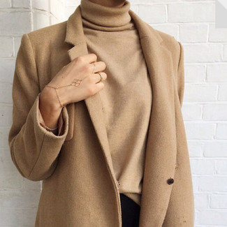 Какие водолазки носить с светло-коричневым пальто женщине: Ансамбль из светло-коричневого пальто и водолазки позволит составить элегантный и актуальный лук.