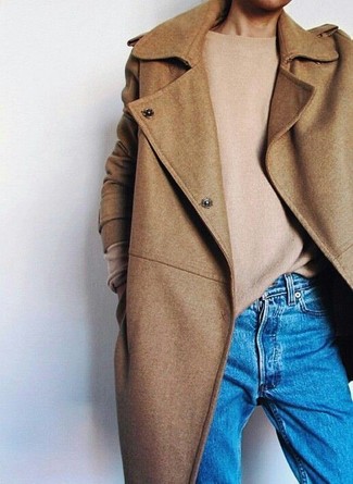 С чем носить светло-коричневый свитер с круглым вырезом в 30 лет женщине в прохладную погоду в стиле кэжуал: Светло-коричневый свитер с круглым вырезом и синие джинсы-бойфренды — отличный вариант для девушек, которые всегда в движении.
