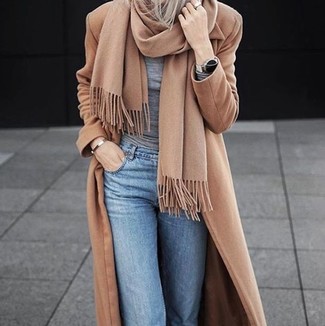 С чем носить светло-коричневый шарф женщине: Если ты любишь выглядеть красиво и при этом чувствовать себя комфортно и расслабленно, опробируй это сочетание светло-коричневого пальто и светло-коричневого шарфа.