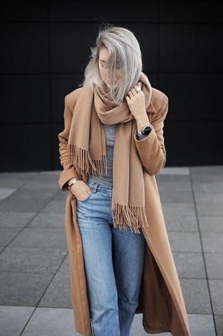 С чем носить светло-коричневый шарф женщине в стиле смарт-кэжуал: Если ты делаешь ставку на комфорт и практичность, светло-коричневое пальто и светло-коричневый шарф — отличный вариант для стильного повседневного наряда.