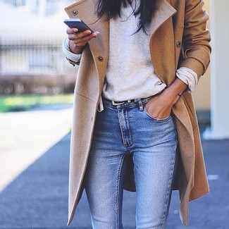 Какое пальто носить с серым свитером с v-образным вырезом женщине в холод: Согласись, сочетание пальто и серого свитера с v-образным вырезом выглядит очень привлекательно?