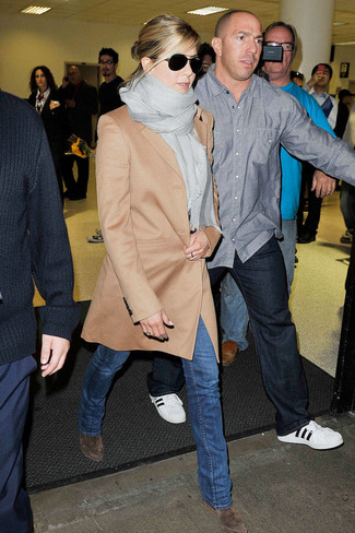 Как Jennifer Aniston носит Светло-коричневое пальто, Синие джинсы-клеш, Серые замшевые ботильоны на танкетке, Серый шарф