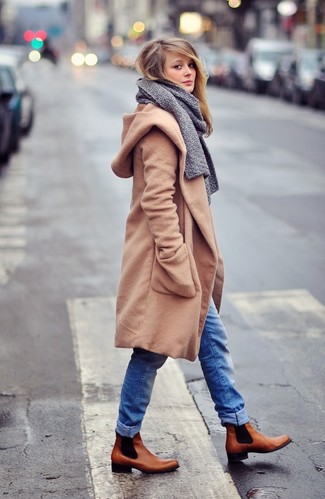 Модный лук: светло-коричневое пальто, синие джинсы, коричневые кожаные ботинки челси, серый шарф