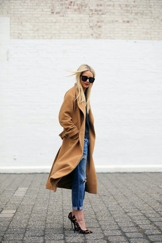 С чем носить светло-коричневое пальто женщине: Если в одежде ты делаешь ставку на удобство и функциональность, светло-коричневое пальто и темно-синие рваные джинсы-бойфренды — прекрасный выбор для привлекательного повседневного наряда. Пара светло-коричневых туфель с леопардовым принтом гармонично вписывается в этот образ.