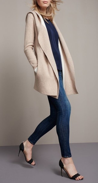 Модный лук: светло-коричневое пальто, темно-синяя футболка с круглым вырезом, темно-синие джинсы скинни, черные замшевые босоножки на каблуке