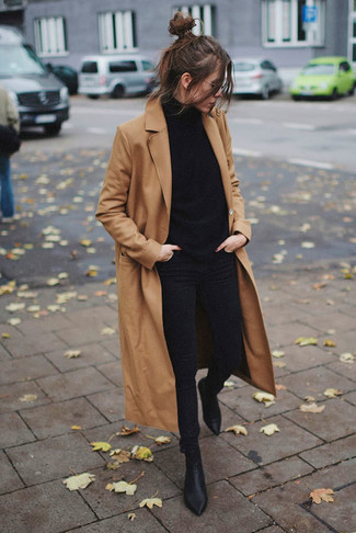 Как носить джинсы скинни с пальто в холод в деловом стиле: Примерь сочетание пальто и джинсов скинни, и ты получишь модный непринужденный ансамбль для повседневной носки. В паре с этим образом органично выглядят черные кожаные ботильоны.