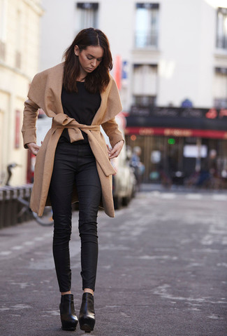Как носить пальто с узкими брюками в холод: Пальто и узкие брюки — обязательные вещи в гардеробе женщин с чувством стиля. Очень уместно здесь будут смотреться черные кожаные ботильоны.