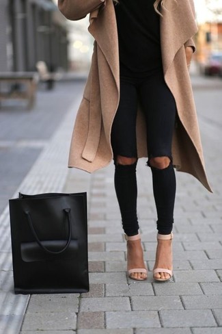 Какое пальто носить с бежевыми босоножками на каблуке в 30 лет в прохладную погоду в стиле кэжуал: Если в одежде ты ценишь удобство и практичность, тебе полюбится такое сочетание пальто и черных рваных джинсов скинни. В качестве обуви здесь просятся бежевые босоножки на каблуке.