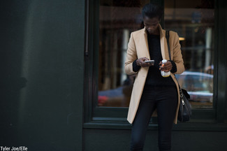 С чем носить бежевое пальто женщине в холод в стиле смарт-кэжуал: Бежевое пальто и черные джинсы скинни позволят составить нескучный и стильный ансамбль.