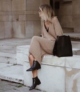 С чем носить черную кожаную сумку-мешок: Светло-коричневое платье-свитер и черная кожаная сумка-мешок — стильный выбор женщин, которые никогда не сидят на месте. Черные кожаные ботинки челси — беспроигрышный выбор, чтобы завершить образ.