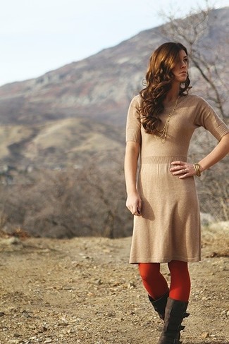 С чем носить коричневые замшевые сапоги в теплую погоду: Светло-коричневое вязаное платье-футляр — превосходный вариант для расслабленного, но стильного лука. Вкупе с этим нарядом чудесно будут смотреться коричневые замшевые сапоги.