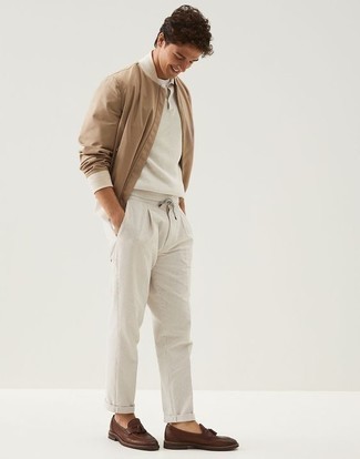 Модный лук: светло-коричневый бомбер, белый свитер с воротником поло, белые брюки чинос, темно-коричневые кожаные лоферы с кисточками
