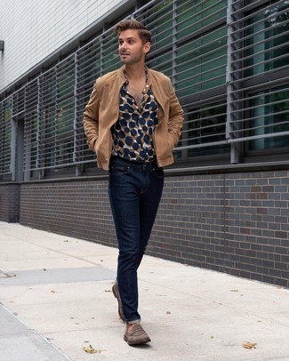 С чем носить разноцветную рубашку с коротким рукавом в 30 лет мужчине в теплую погоду: Дуэт разноцветной рубашки с коротким рукавом и темно-синих джинсов позволит выглядеть аккуратно, а также выразить твою индивидуальность. Почему бы не привнести в этот образ на каждый день толику изысканности с помощью коричневых замшевых лоферов?