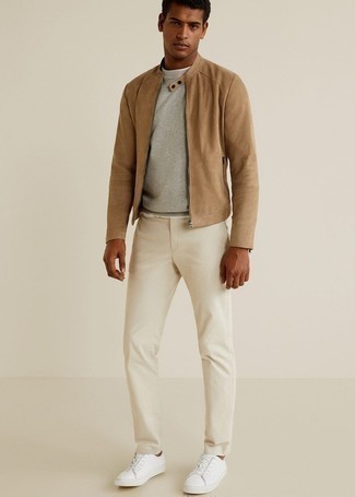 Модный лук: светло-коричневый замшевый бомбер, серая футболка с круглым вырезом, бежевые брюки чинос, белые кожаные низкие кеды