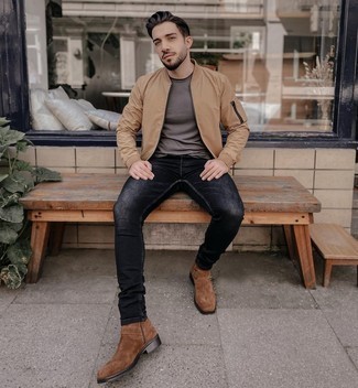 Какие джинсы носить с светло-коричневым бомбером мужчине: Светло-коричневый бомбер и джинсы несомненно украсят гардероб любого современного мужчины. Коричневые замшевые ботинки челси добавят луку стильной строгости.