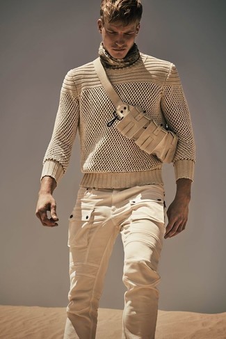 Какие вязаные свитера носить с бежевыми брюками карго в стиле кэжуал: Лук из вязаного свитера и бежевых брюк карго — воплощение современного городского стиля.