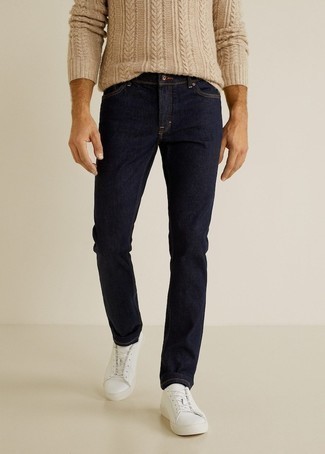 Как носить джинсы с вязаным свитером мужчине весна в стиле кэжуал: Как видишь, вязаный свитер смотрится гармонично в тандеме с джинсами. Очень уместно здесь будут выглядеть белые кожаные низкие кеды. Когда наступает более теплая весенняя погода, мы скидываем тяжелые шубы и толстые куртки и начинаем поиски новых и незаезженных весенних луков. Такой лук послужит хорошим вдохновением.