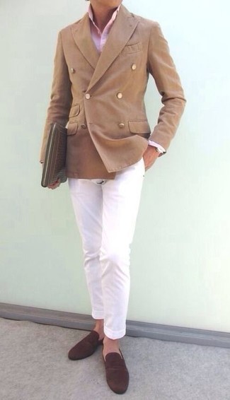 Модный лук: светло-коричневый двубортный пиджак, розовая классическая рубашка, белые брюки чинос, темно-коричневые замшевые лоферы