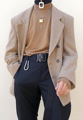 С чем носить светло-коричневую водолазку в 30 лет мужчине в деловом стиле: Светло-коричневая водолазка в паре с черными классическими брюками поможет составить эффектный мужской образ.