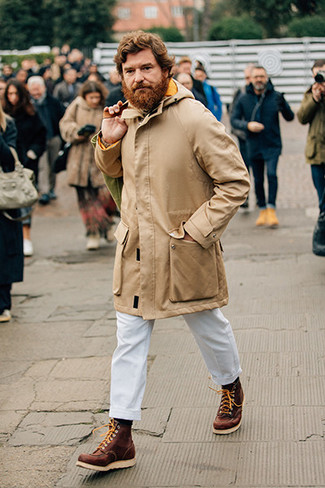 С чем носить светло-коричневый дождевик за 40 лет мужчине весна: Тандем светло-коричневого дождевика и белых брюк чинос поможет подчеркнуть твою индивидуальность. Такой лук легко адаптировать к повседневным нуждам, если надеть в сочетании с ним коричневые кожаные рабочие ботинки. Разве это не крутая задумка для весенне-осенней погоды?