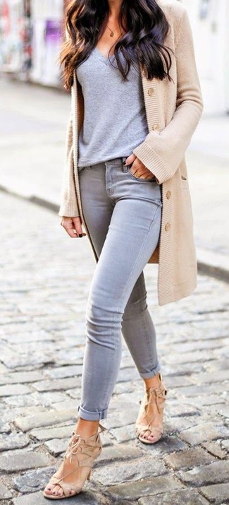 С чем носить серые джинсы женщине в стиле смарт-кэжуал: Если ты считаешь себя одной из тех дам, которые каждый день стараются одеваться с иголочки, тебе понравится дуэт светло-коричневого кардигана и серых джинсов. Светло-коричневые замшевые босоножки на каблуке — идеальный вариант, чтобы закончить образ.