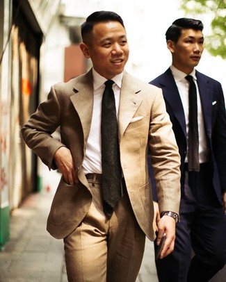 С чем носить темно-зеленый галстук в 30 лет мужчине лето: Комбо из светло-коричневого костюма и темно-зеленого галстука — воплощение элегантного мужского стиля. Такой ансамбль наверняка тебе понравится для жарких дней.