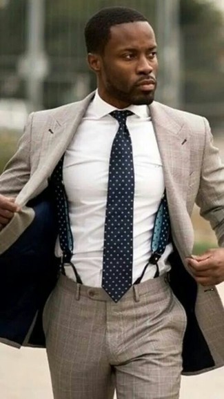 Модный лук: светло-коричневый костюм, белая классическая рубашка, темно-синий галстук в горошек, темно-синие подтяжки