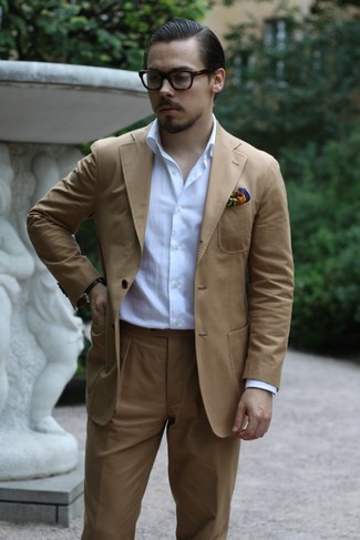 С чем носить разноцветный нагрудный платок с принтом в деловом стиле: Сочетание светло-коричневого костюма и разноцветного нагрудного платка с принтом — превосходный вариант для воплощения мужского ансамбля в стиле business casual.
