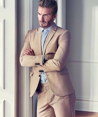 Как David Beckham носит Светло-коричневый костюм, Голубая классическая рубашка