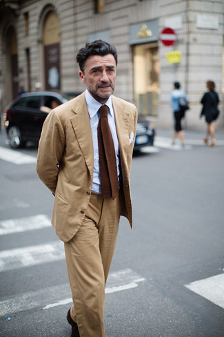 С чем носить коричневый вязаный галстук мужчине: Сочетание светло-коричневого костюма и коричневого вязаного галстука поможет создать запоминающийся мужской лук.
