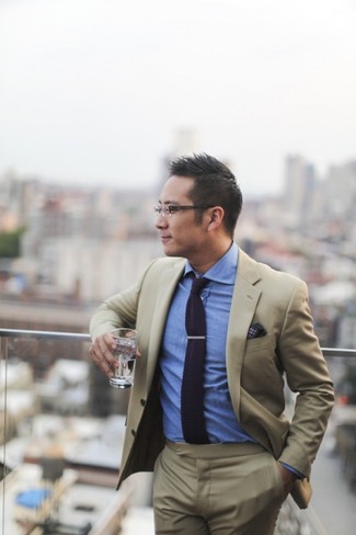 С чем носить темно-синий вязаный галстук мужчине в теплую погоду: Сочетание светло-коричневого костюма и темно-синего вязаного галстука уместно для воплощения делового лука.