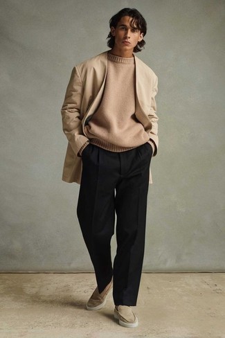 Какие свитера с круглым вырезом носить с светло-коричневыми лоферами в 20 лет мужчине: Свитер с круглым вырезом и черные классические брюки помогут создать элегантный мужской образ. Очень стильно здесь выглядят светло-коричневые лоферы.