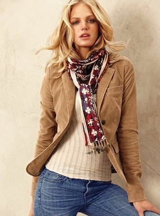 С чем носить светло-коричневый пиджак женщине: Подыскивая лук для кино или кафе, обрати внимание на образ из светло-коричневого пиджака и синих джинсов скинни.