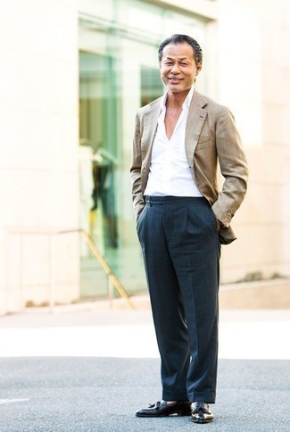 Как носить белую классическую рубашку с бежевым пиджаком за 40 лет мужчине: Бежевый пиджак и белая классическая рубашка помогут создать элегантный мужской лук. Думаешь добавить сюда нотку эффектности? Тогда в качестве обуви к этому луку, выбери черные кожаные лоферы с кисточками.