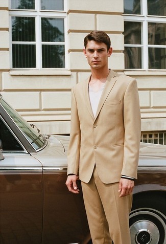 Модный лук: светло-коричневый пиджак, белая футболка с v-образным вырезом, светло-коричневые классические брюки
