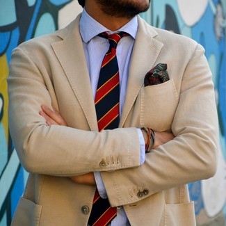 Модный лук: светло-коричневый пиджак, бело-синяя классическая рубашка в вертикальную полоску, бело-красно-синий галстук в вертикальную полоску, темно-зеленый нагрудный платок с "огурцами"