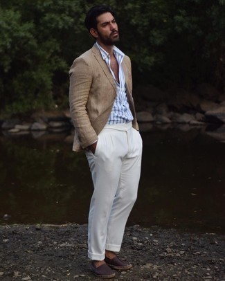 Какие классические рубашки носить с коричневыми эспадрильями мужчине лето: Классическая рубашка в сочетании с белыми классическими брюками позволит составить стильный и привлекательный лук. Если подобный лук кажется тебе слишком смелым, сбалансируй его коричневыми эспадрильями. В таком сочетании ты будешь чувствовать себя максимально комфортно, если за окном невыносимый зной.