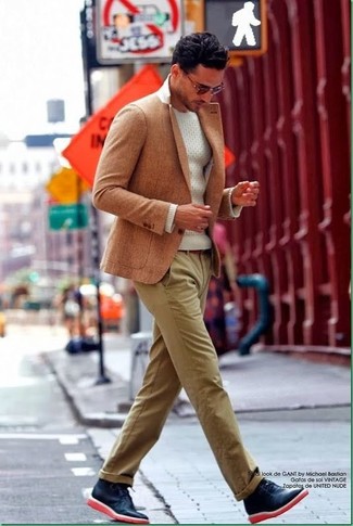 Как носить бежевый пиджак с бежевыми брюками чинос в 30 лет: Дуэт бежевого пиджака и бежевых брюк чинос поможет выглядеть модно, но при этом выразить твой индивидуальный стиль. Темно-синие кожаные ботинки дезерты идеально дополнят этот лук.