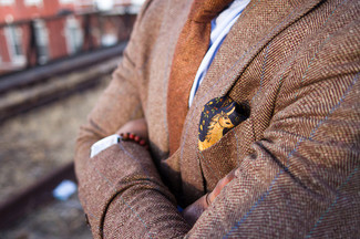 С чем носить темно-коричневый шерстяной галстук в 30 лет мужчине: Светло-коричневый шерстяной пиджак с узором "в ёлочку" в сочетании с темно-коричневым шерстяным галстуком позволит воплотить строгий мужской стиль.